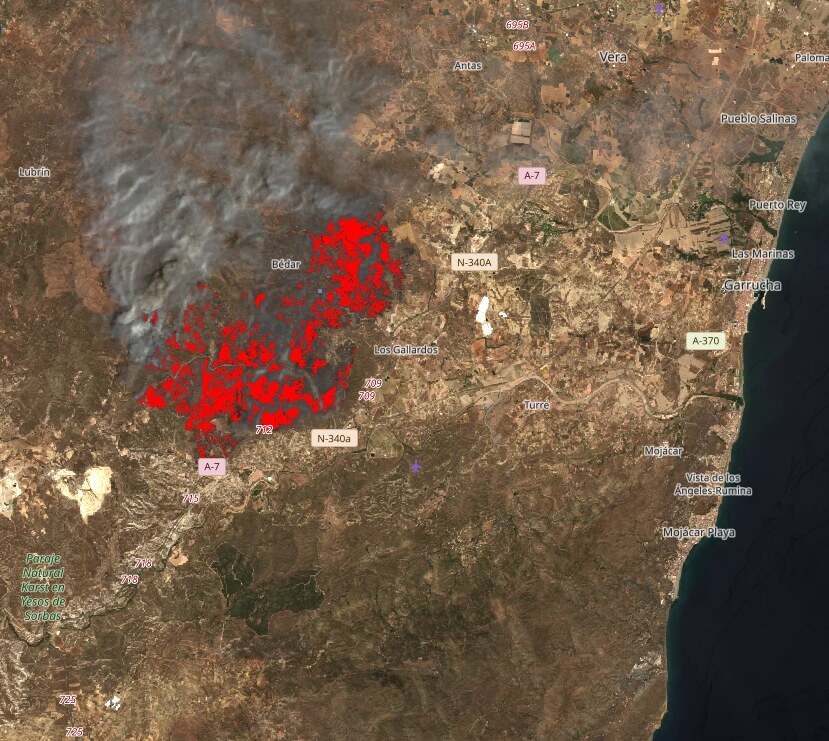 Imagen de satélite del 10 de julio de 2026 con el perímetro del área quemada por el incendio de Los Gallardos marcado en rojo sobre el terreno entre Bédar y Los Gallardos, Almería