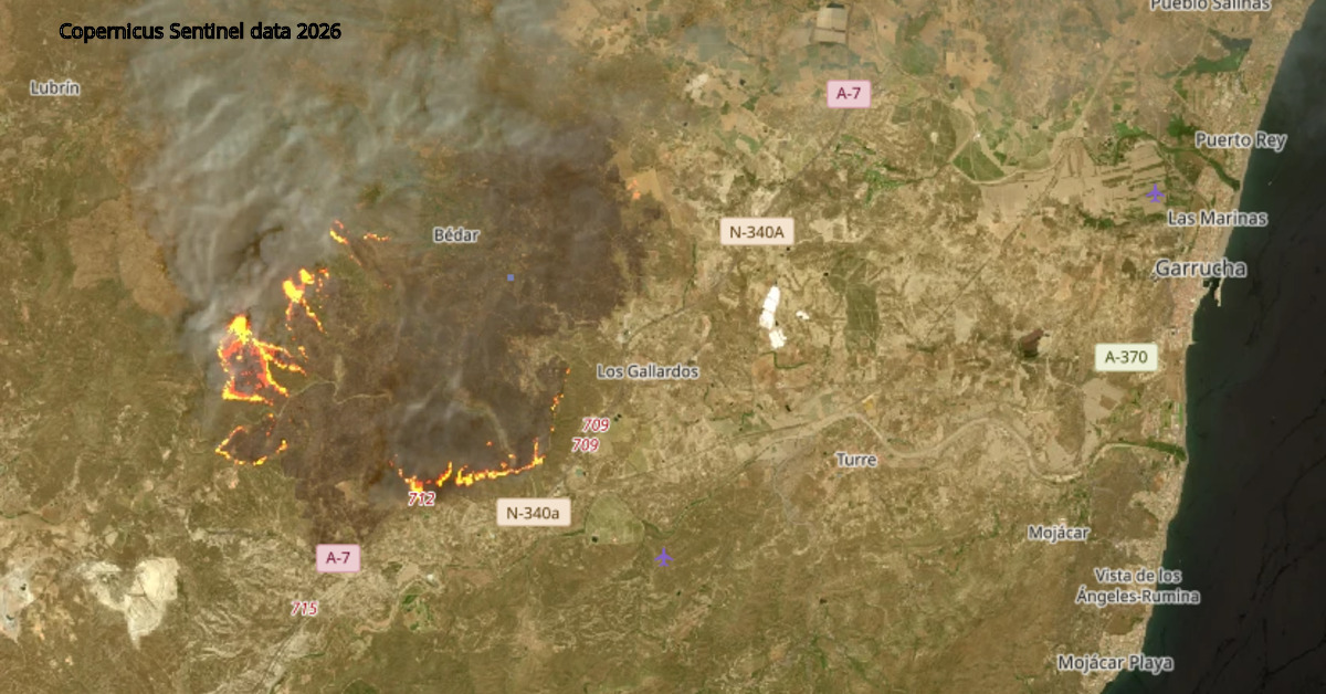 Imagen de satélite del 10 de julio de 2026 mostrando los focos activos de llamas del incendio de Los Gallardos, Almería, con una densa columna de humo desplazándose hacia el norte, en dirección a Lubrín